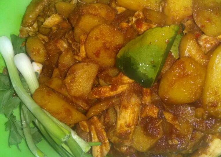  Resep  Semur Kentang Daging Ayam  oleh Dewi Anjarshari Cookpad