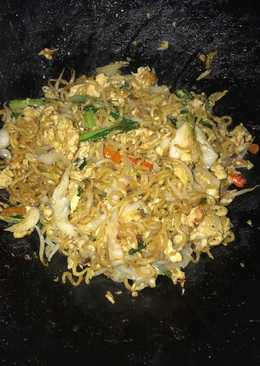 Mie instan goreng tumis pedes