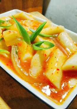 Tteokbokki (kue beras khas Korea) super pedas