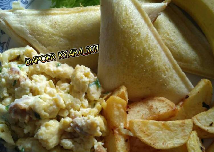 resep makanan Scramble egg with toast and potato