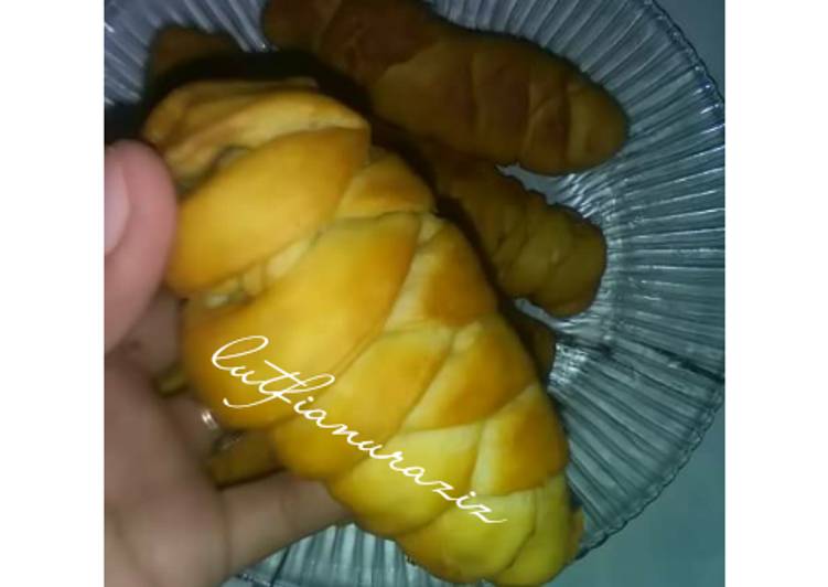 resep masakan Roti isi pisang (bentuk roti kepang dan bentuk bunga)