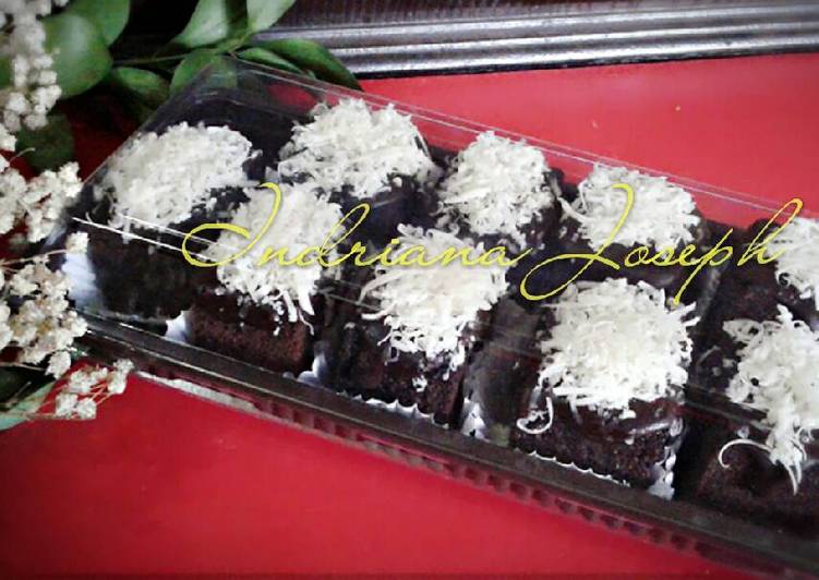 gambar untuk cara membuat Mini choco brownies with choco glaze & cheese topping