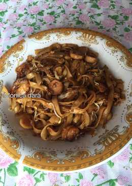 Kwetiau goreng udang sosis