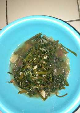 Tumis kangkung berkuah.