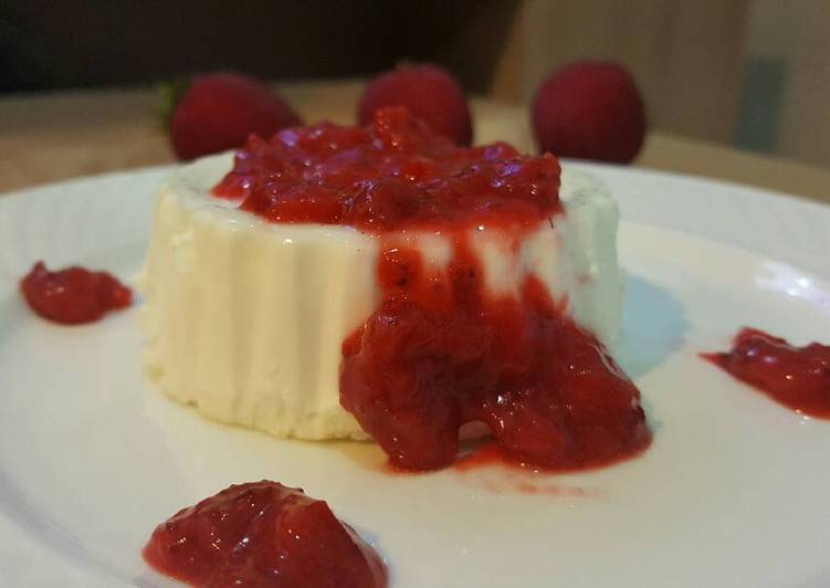 resep masakan Ketogenic vanilla Panna cotta with strawberry sauce