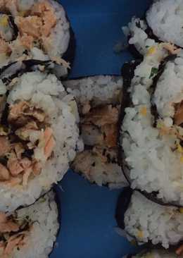 Salmon sushi mixed with dry vegetables