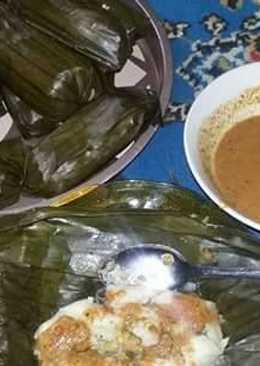 Lontong isi oncom pedas/buras gurih