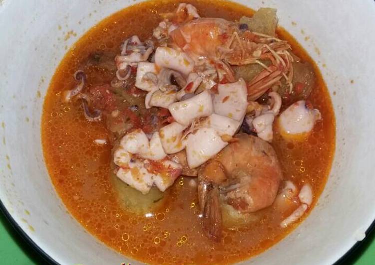 resep lengkap untuk Tom Yum Seafood (simple)