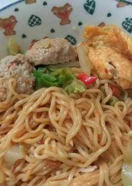 Indomie goreng pakek pentol dan dadar telur