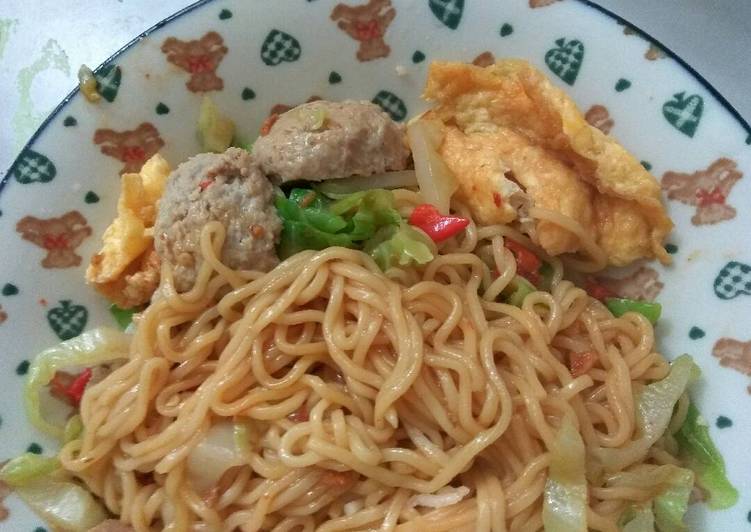 resep makanan Indomie goreng pakek pentol dan dadar telur