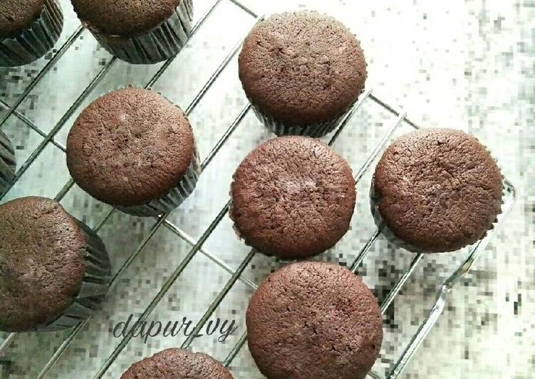 bahan dan cara membuat Best CHOCOLATE CUPCAKES lembut & moist (bisa no mixer)