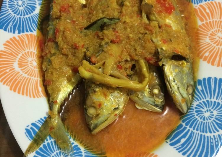 cara membuat Ikan kembung brekecek (puedesss) ala upik