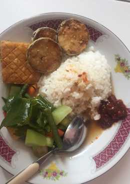 Nasi sayur asem lauk tempe terong