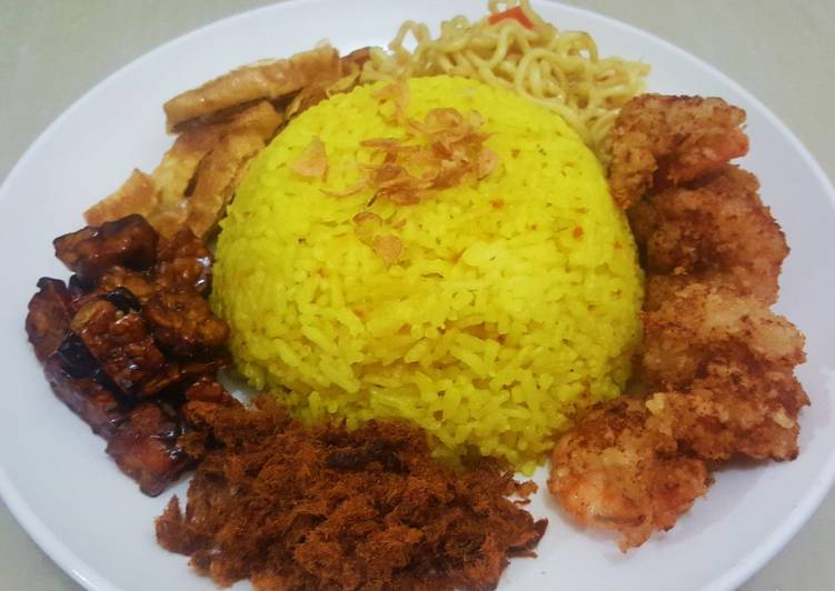 resep lengkap untuk Nasi Kuning Magic Com Praktis