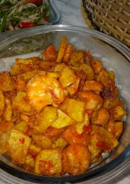 Tumis kentang udang balado