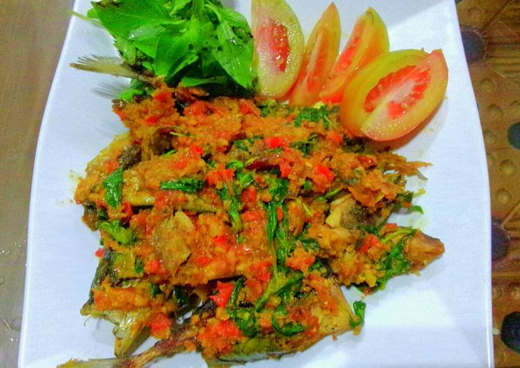 Resep Ikan  kembung sambal  kemangi oleh Nora Oktiawan Cookpad