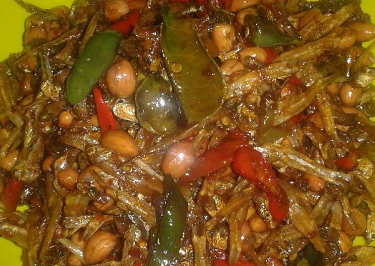 resep lengkap untuk Sambal ikan teri kering + kacang tanah ala evigani