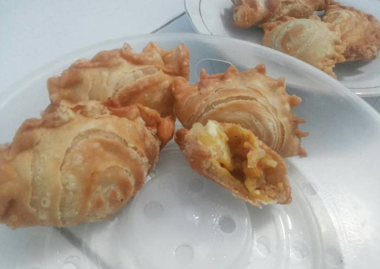 cara membuat Curry Puff/ karipap pusing/ pastel singapore ^_^ bonus Roti Maryam