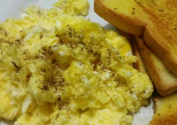 resep makanan Scramble egg with garlic bread