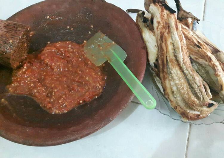 bahan dan cara membuat Terong Bakar Gurih Sambel Trasi Pedas