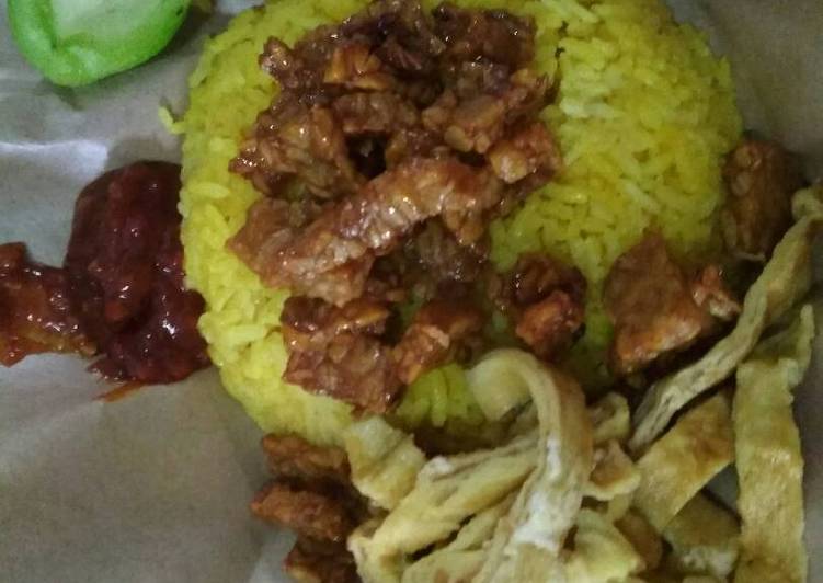 gambar untuk resep makanan Nasi kuning ulang tahun