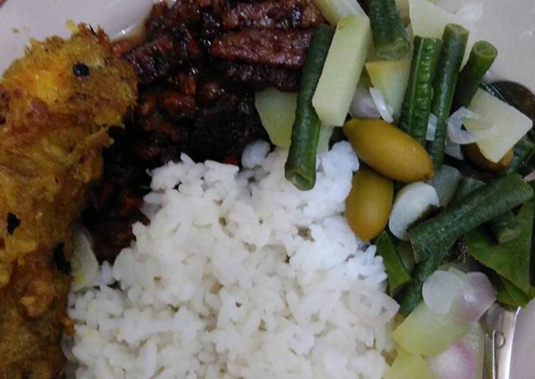 cara membuat Sayur asam betawi + ayam ukep goreng ekstra orek tempe ala NanoNanoNino