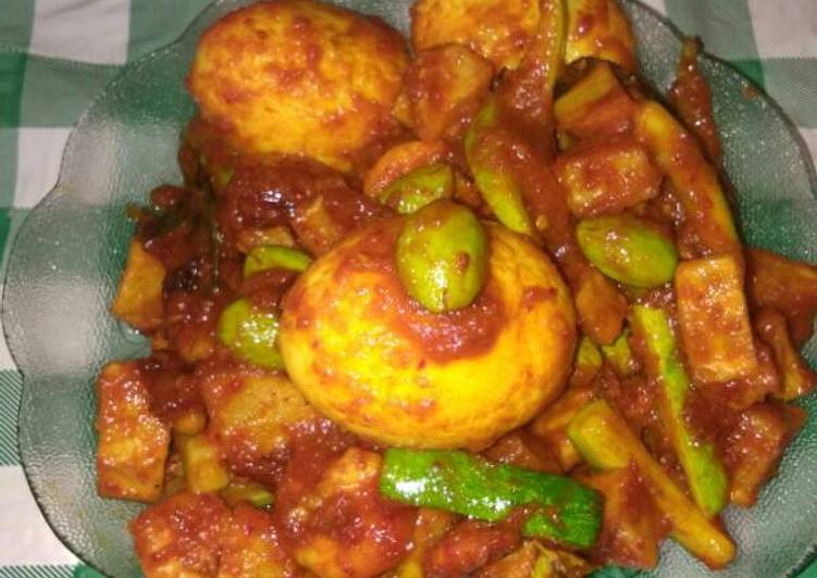 bahan dan cara membuat Sambal kentang,udang,pete,telur,timun kumpul jd 1...??