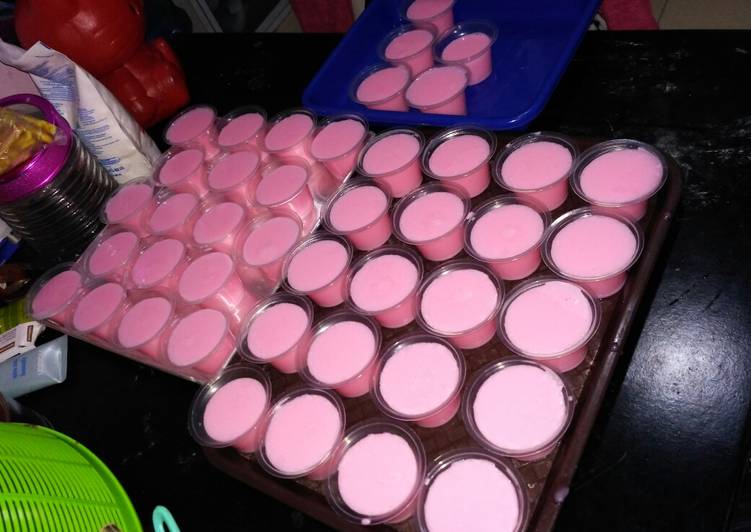 bahan dan cara membuat Silky puding strawberry