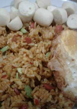 Nasi goreng sosis pete dengan telor ceplok