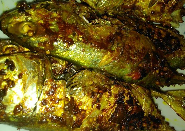 bahan dan cara membuat Ikan kembung bakar sambal matah