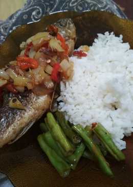 Ikan goreng saus salak