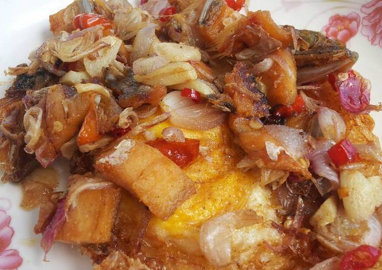 Resep Telor Ceplok Siram Ikan Asin oleh Dewa Ayu 