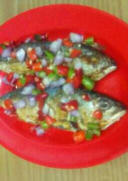 Ikan kembung goreng siram acar (sambal matah ala Padang)