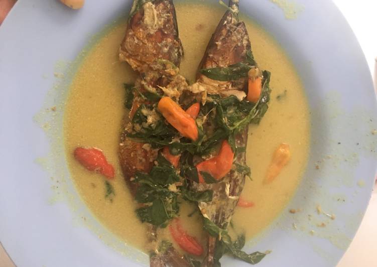 resep makanan Mangut ikan asap kemangi pedas