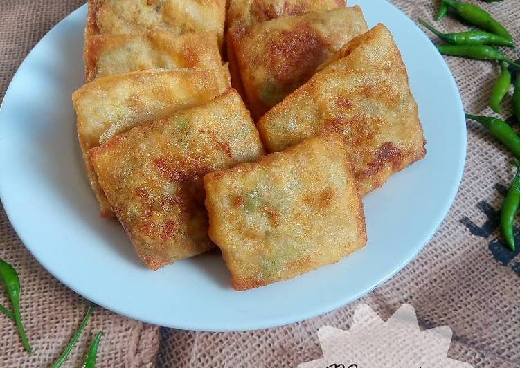 bahan dan cara membuat Snacking Time : Martabak Telur Mini Bumbu Kare