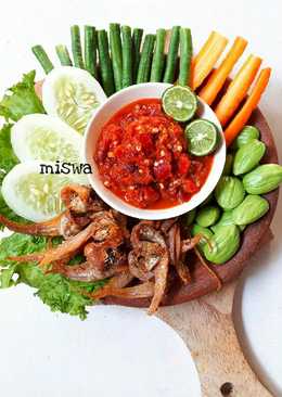 Lalapan sambal trasi pedas