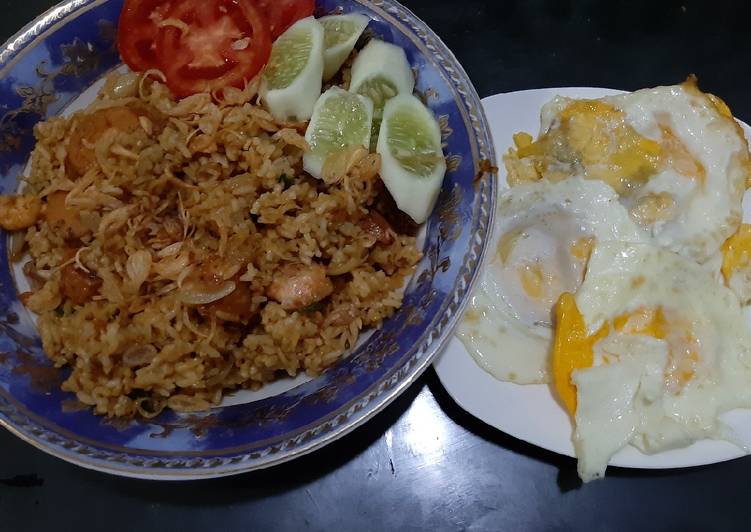 Resep Nasi Goreng Jawa plus telur ceplok makyus oleh indah