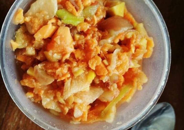 bahan dan cara membuat Rujak bebeg ala bumil ngidam