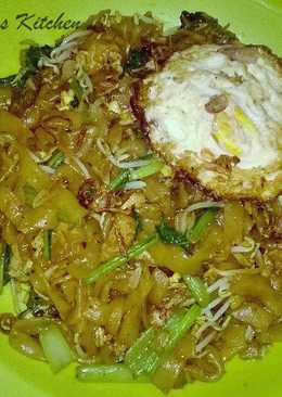 Kwetiau Goreng Sapi & Bakso Ayam Lada Hitam
