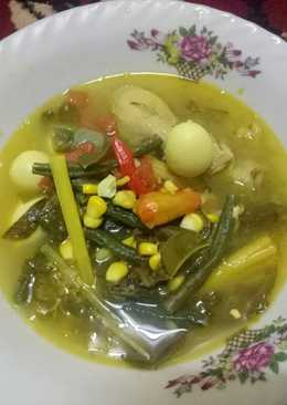 Soup ayam bumbu asam kuning kemangi dengan jagung