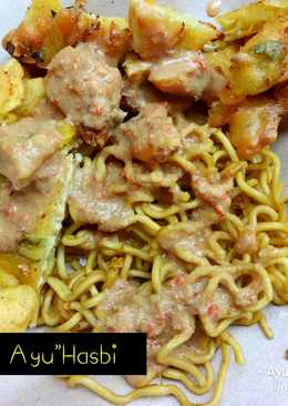 Mie pecel campur gorengan