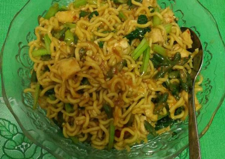 bahan dan cara membuat Mie goreng sambal setan