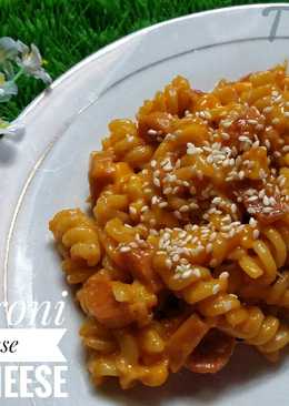 Macaroni bolognese with cheese