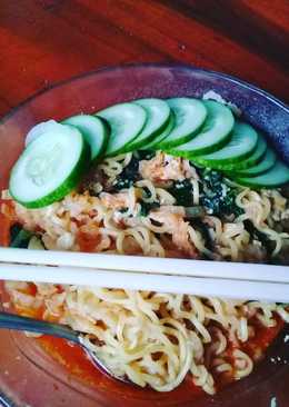 Mie instan pedas bertabur sayur