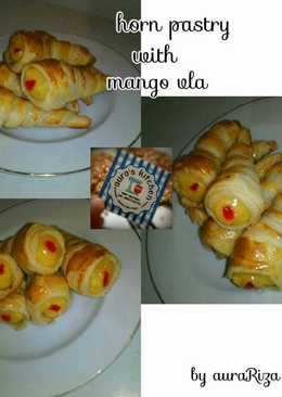 Horn pastry with mango vla