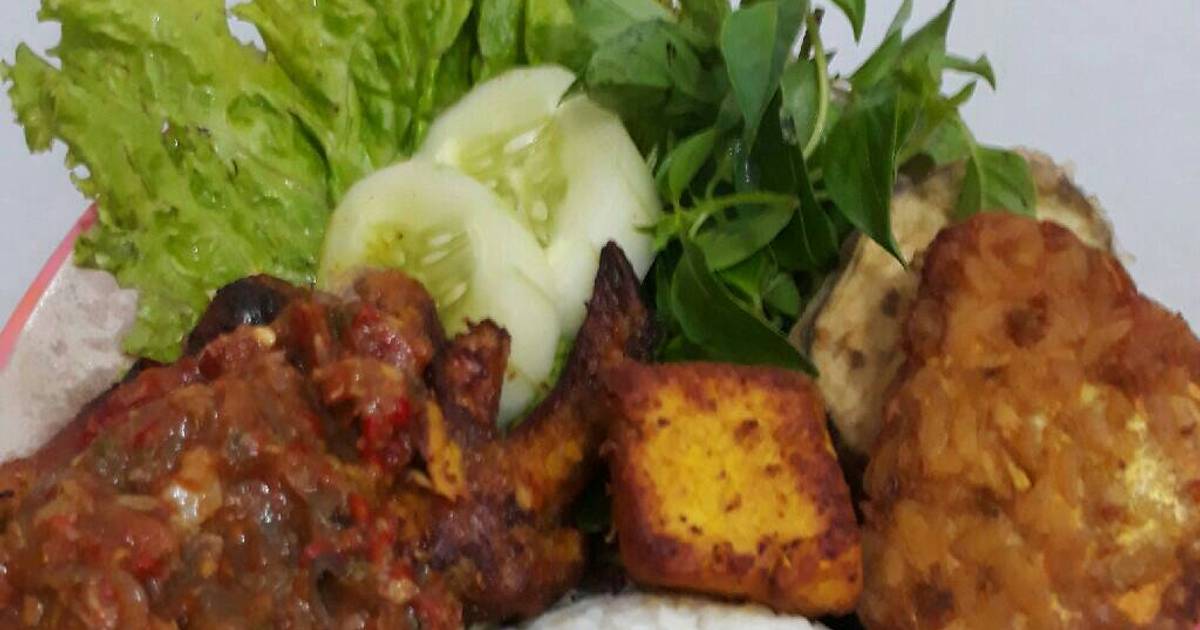 Resep Ayam Penyet Komplit oleh Ratih Mazlina - Cookpad