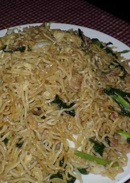 Mie goreng pake mie pangsit yang buat jualan abang2 di kaki lima