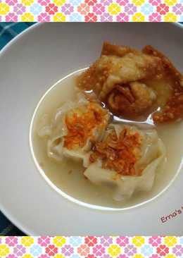 Siomay ayam kuah dan pangsit goreng