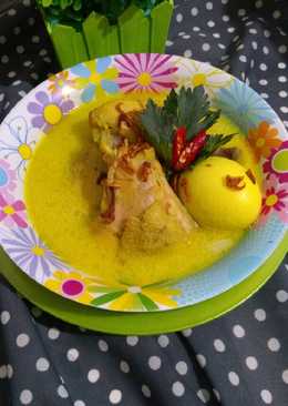 Opor ayam bumbu kuning