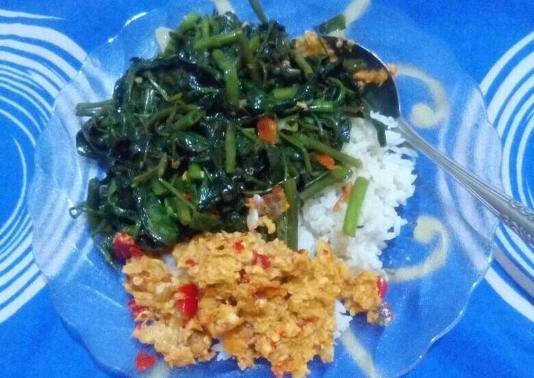 gambar untuk resep makanan Tumis kangkung terasi & sambel tempe penyet